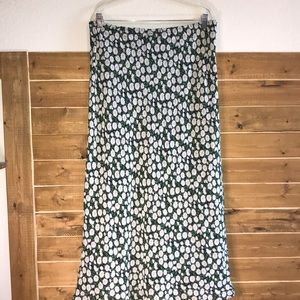Jones New York sunflower long maxi skirt. Rayon and polyester size 14